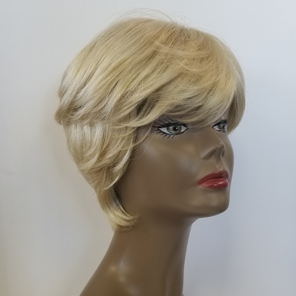 Gorgeous Short Blond Synthetic Wig - Picture 5 of 5